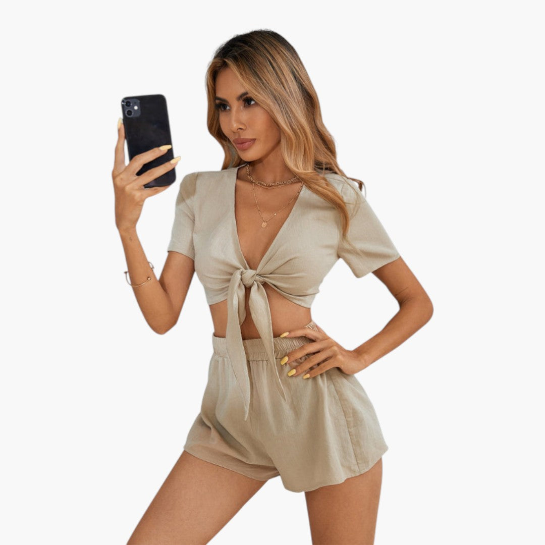 Completo estivo da donna con top annodato e pantaloncini