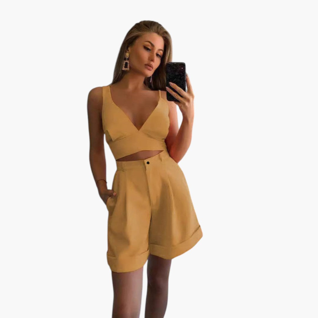 Conjunto feminino com top curto de decote em V e calção com cintura elástica