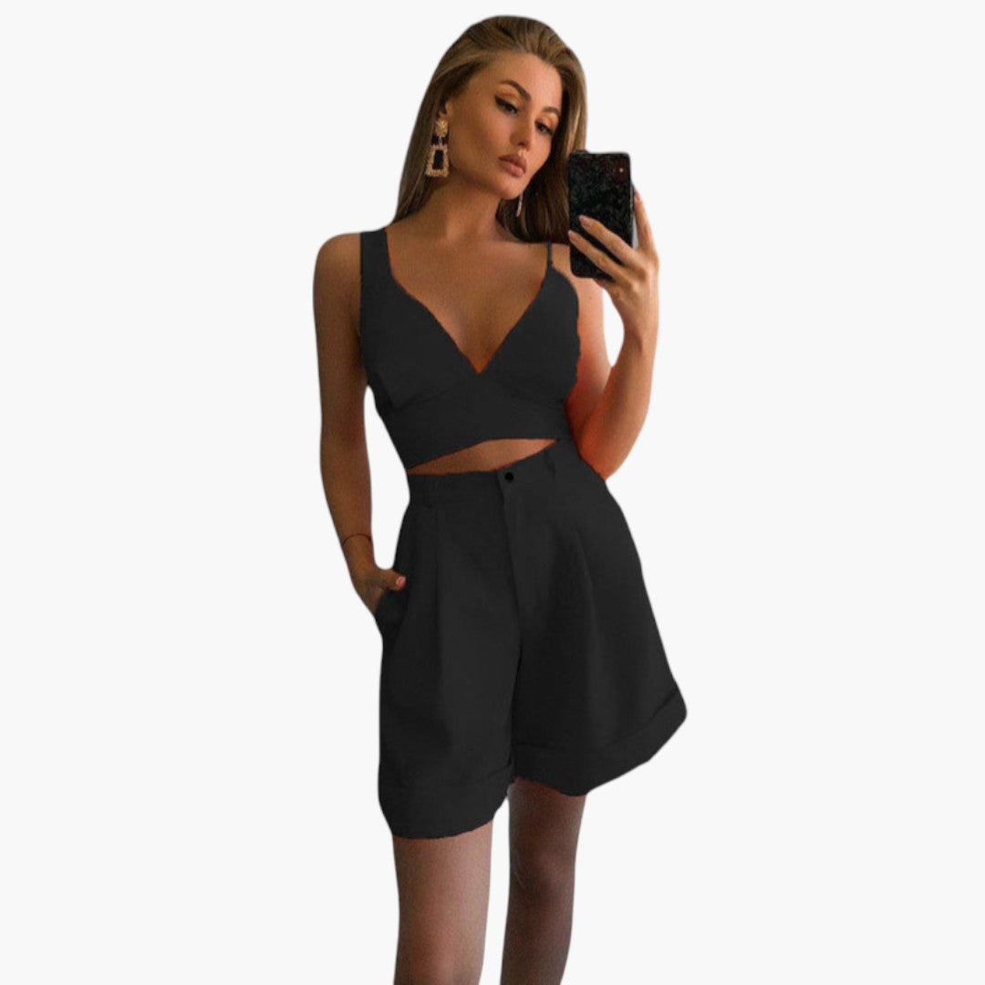Conjunto feminino com top curto de decote em V e calção com cintura elástica