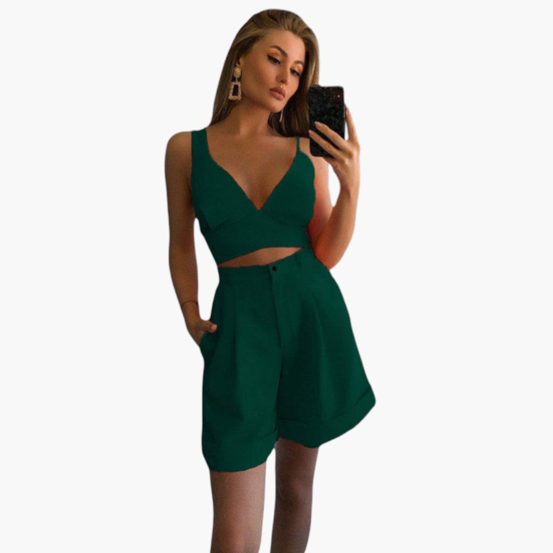 Conjunto feminino com top curto de decote em V e calção com cintura elástica
