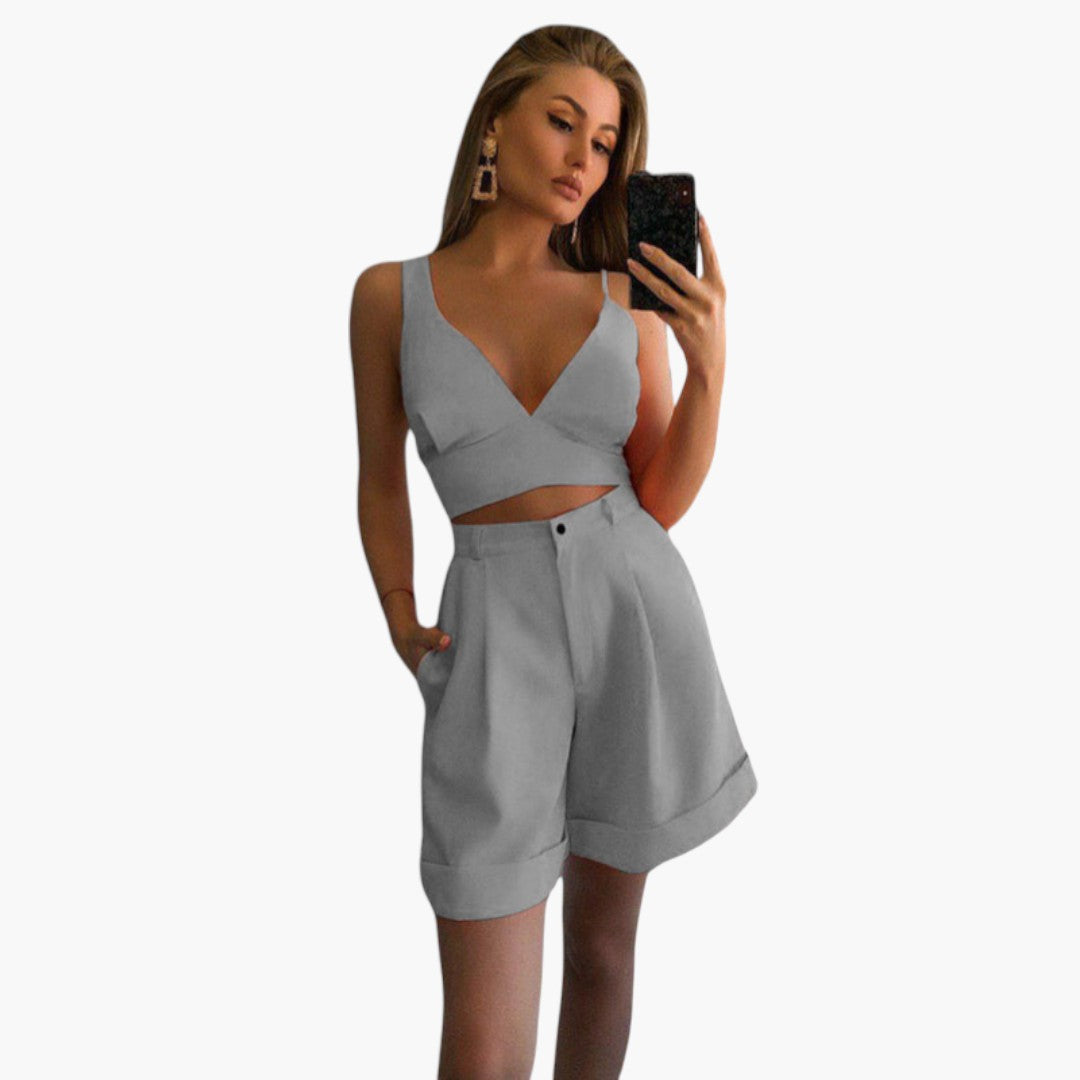 Conjunto feminino com top curto de decote em V e calção com cintura elástica