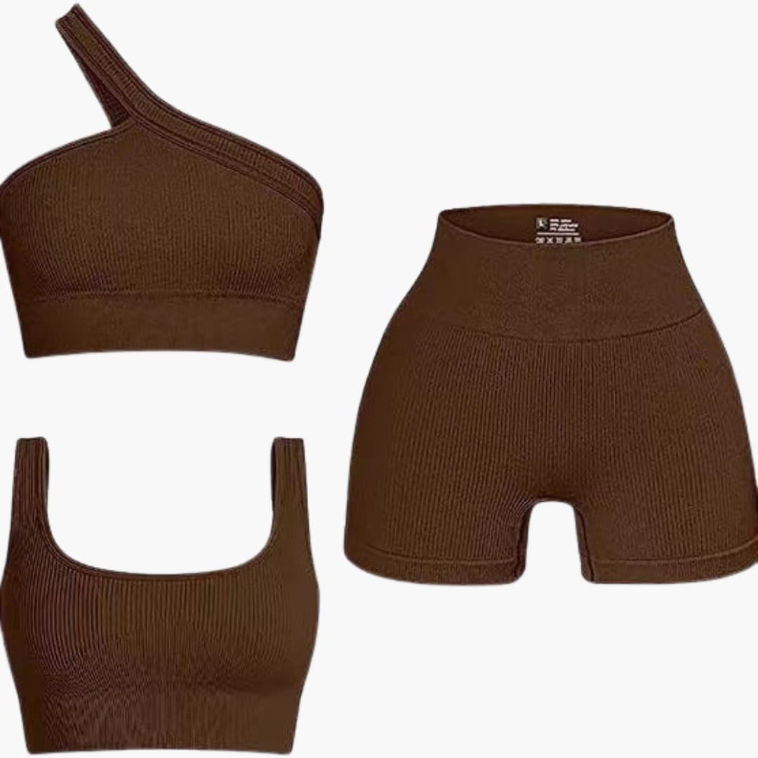 To-delt sæt til kvinder med asymmetrisk top og højtaljede shorts