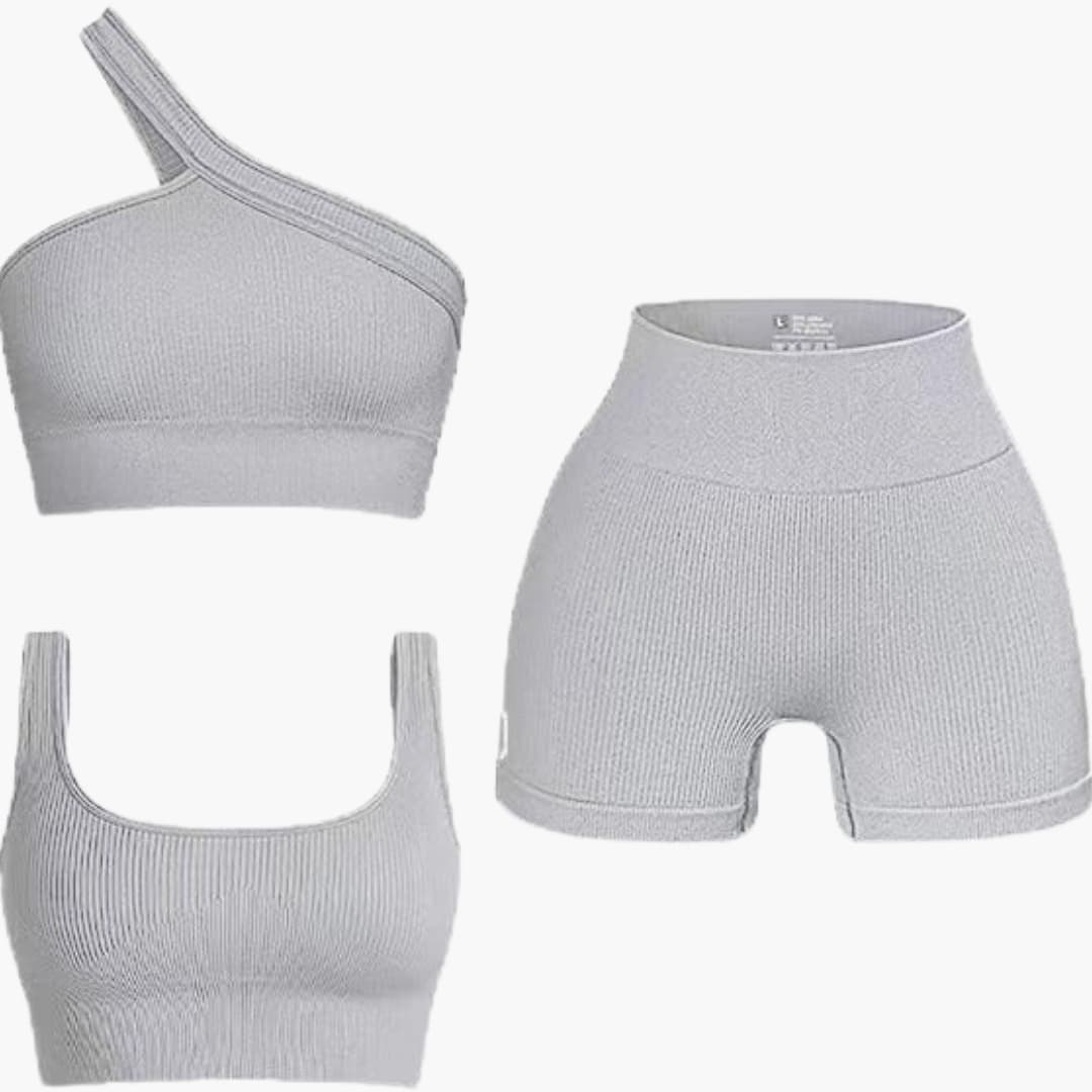 To-delt sæt til kvinder med asymmetrisk top og højtaljede shorts