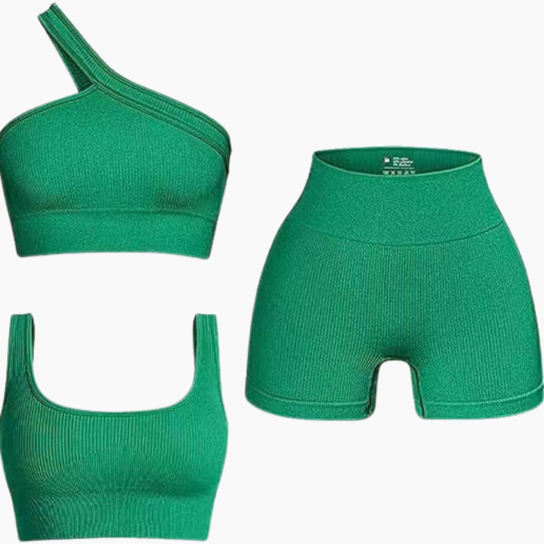 To-delt sæt til kvinder med asymmetrisk top og højtaljede shorts