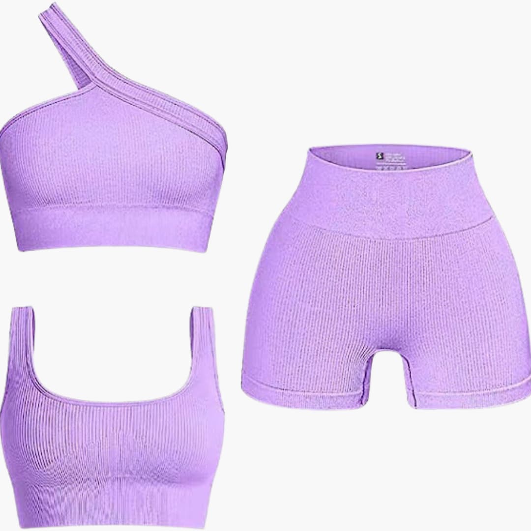 To-delt sæt til kvinder med asymmetrisk top og højtaljede shorts