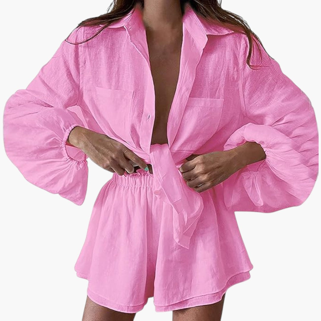 Sett for kvinner med kort topp og shorts