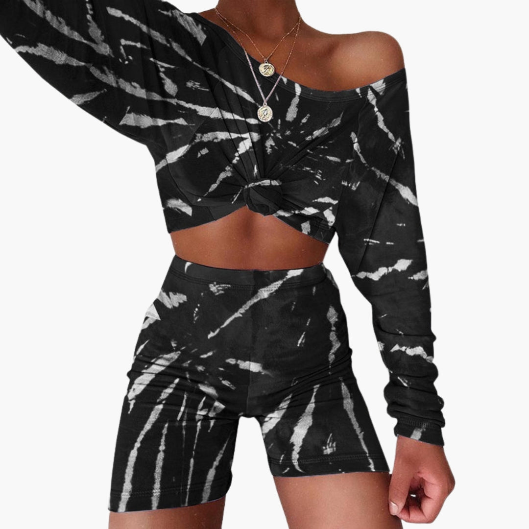 Completo sportivo donna con top annodato e pantaloncini aderenti