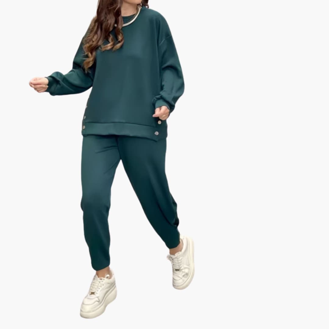 Completo sportivo donna con dettagli a bottoni e taglio ampio