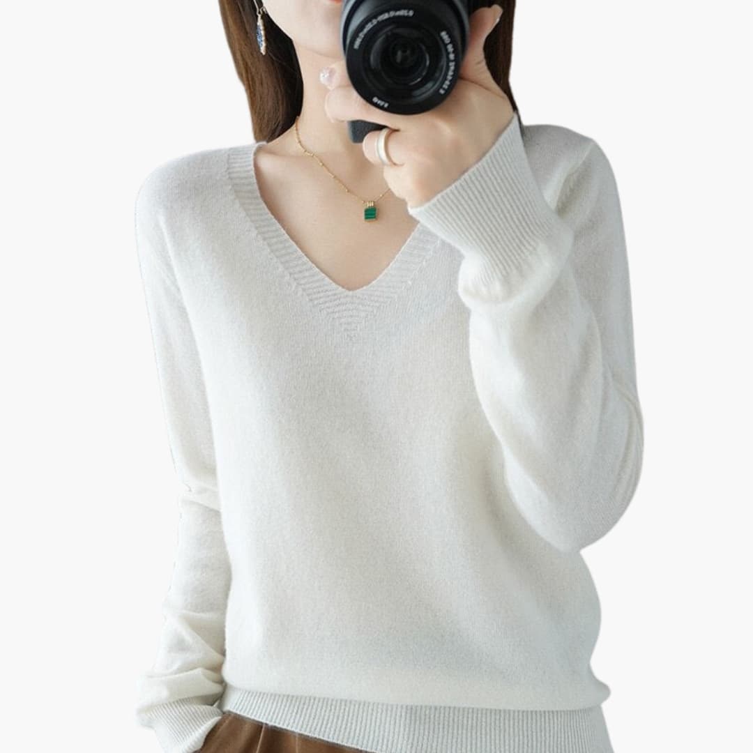 Pull femme à col V au style minimaliste intemporel