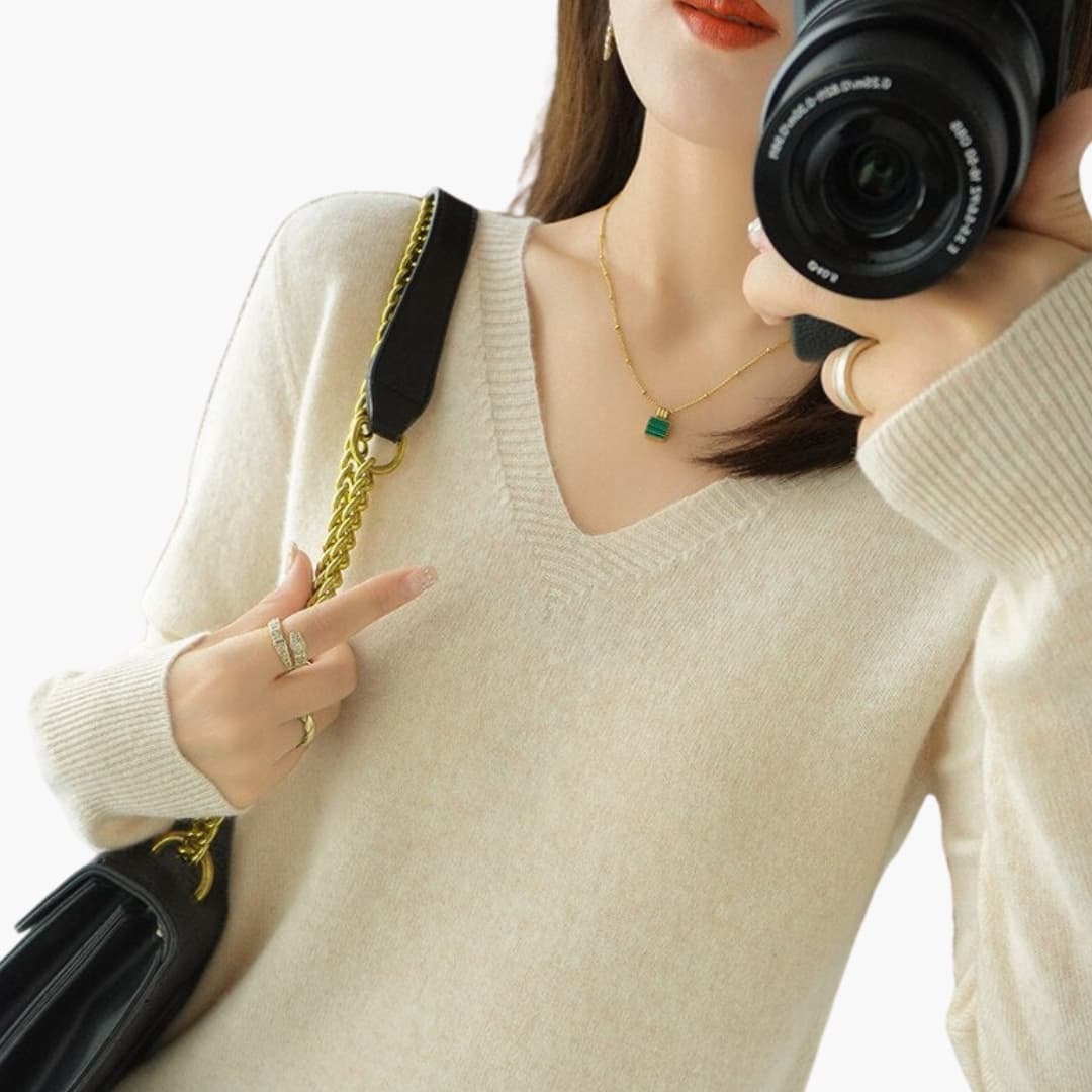 Pull femme à col V au style minimaliste intemporel