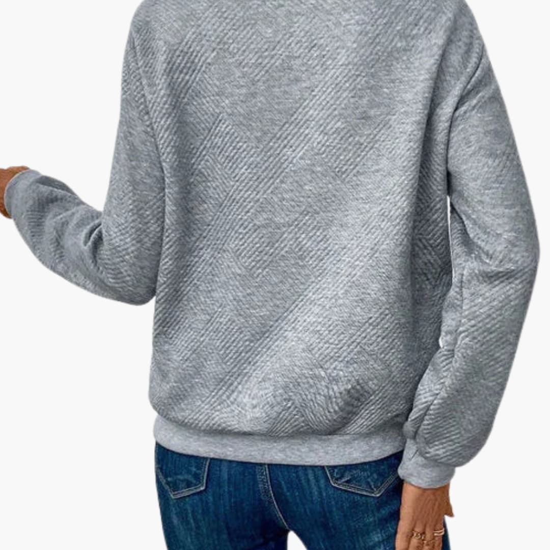 Pull femme à col asymétrique avec bouton décoratif