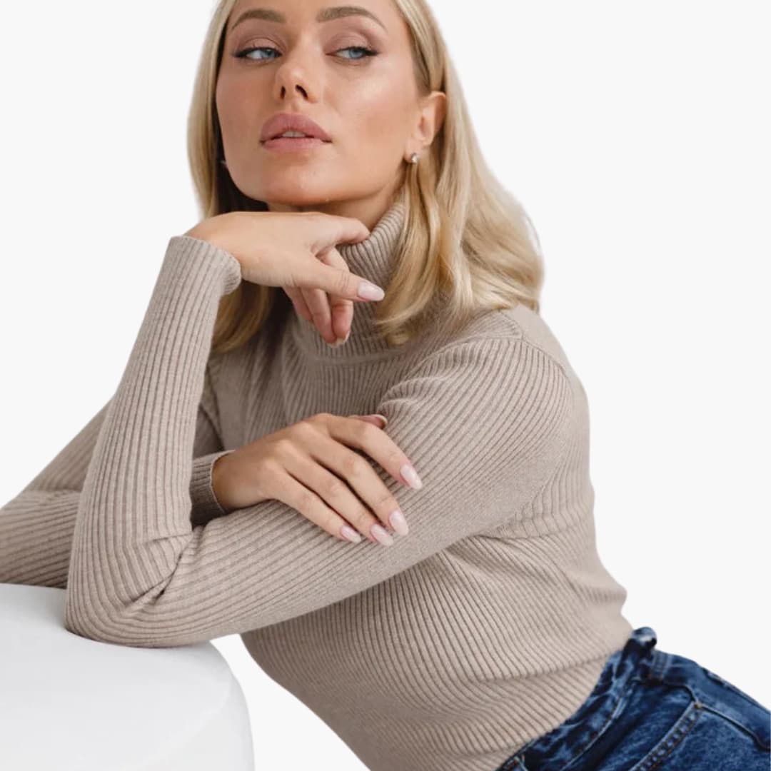 Maglione donna a collo alto in maglia a coste aderente