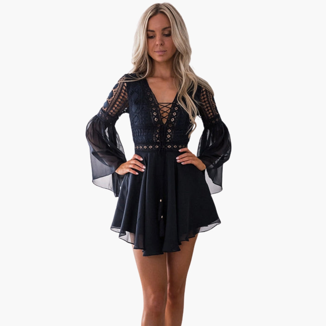 Robe de mulher com detalhes vazados e mangas alargadas