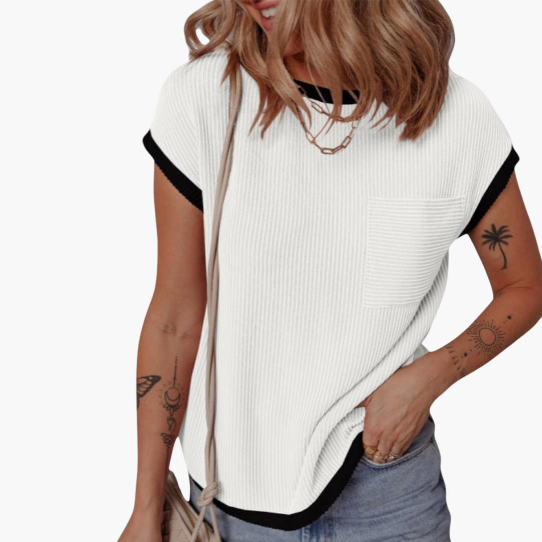 T-shirt Mulher com Decote Redondo e Bolso no Peito