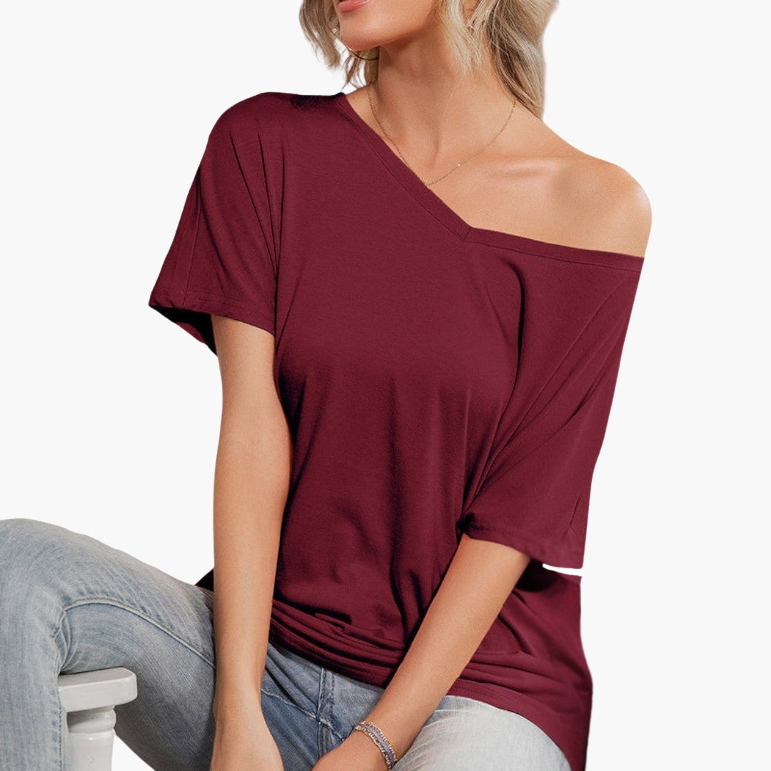 T-shirt feminina larga com decote assimétrico