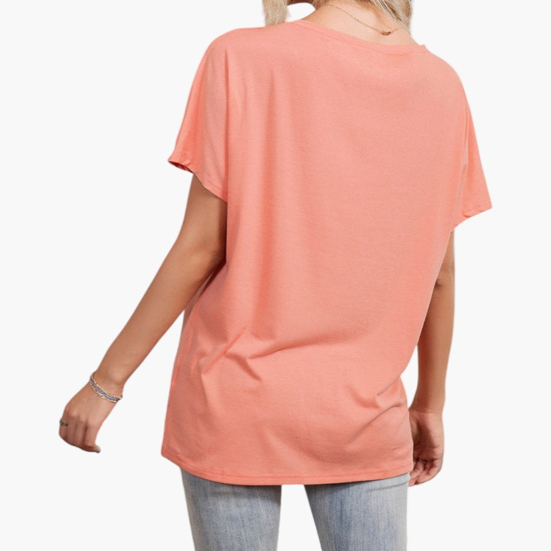T-shirt feminina larga com decote assimétrico