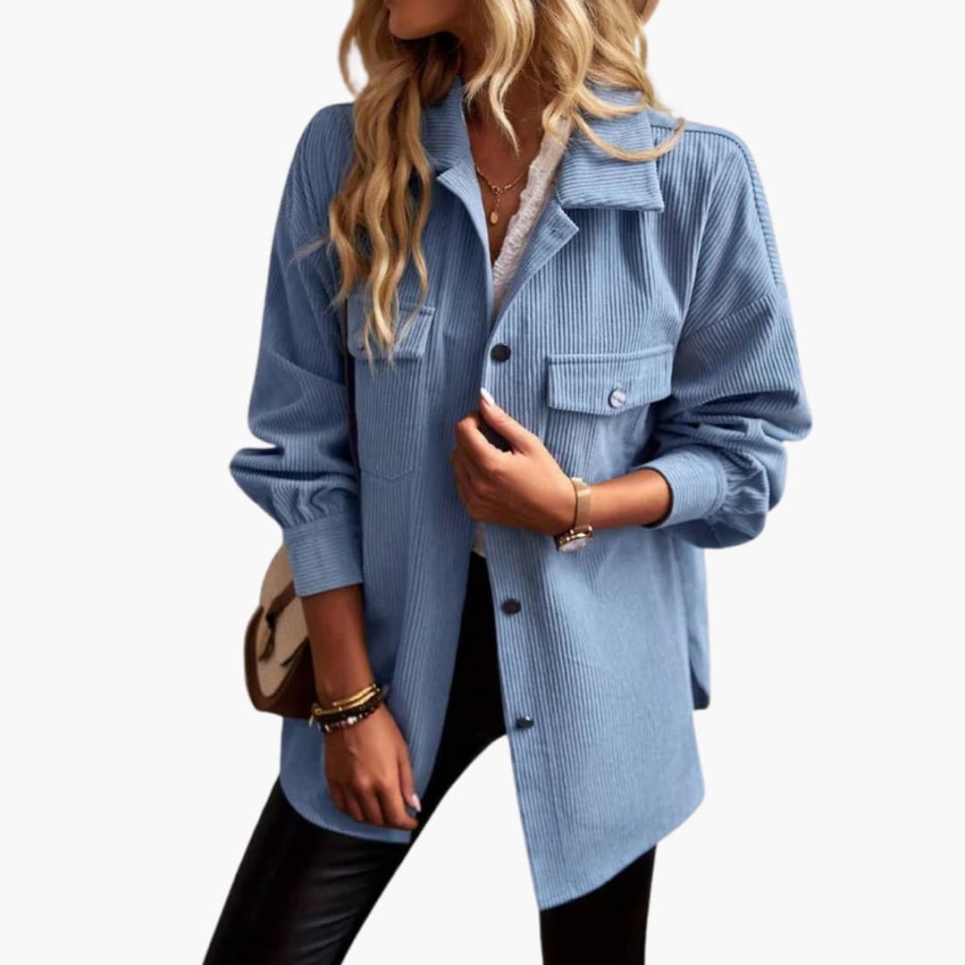 Camicia a coste da donna con chiusura a bottoni e tasche frontali