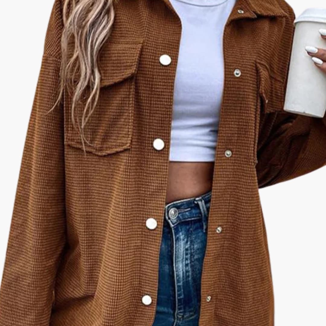 Camicia a coste da donna con chiusura a bottoni e tasche frontali